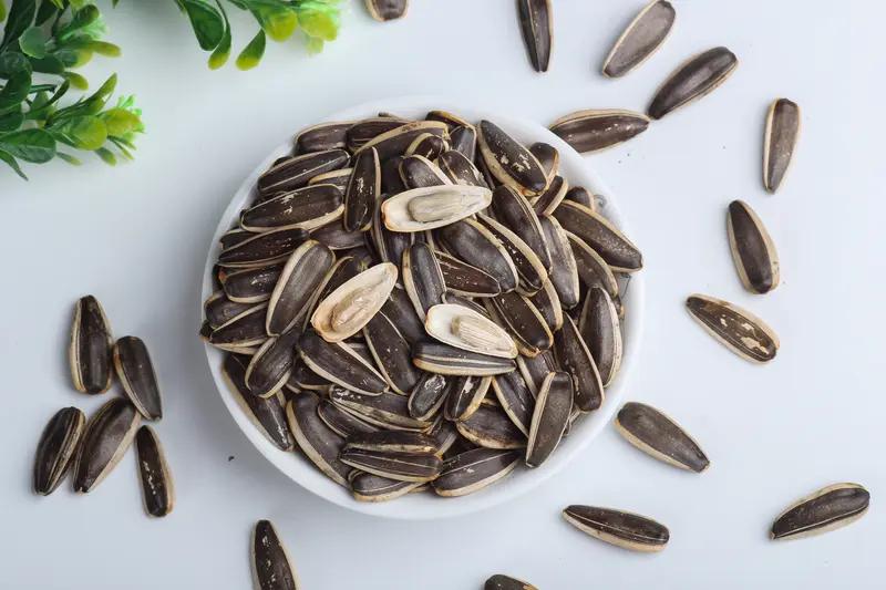 11月16日湖北武汉，78岁老人边看电视边嗑瓜子，5小时一口水没喝！第二天虚弱到