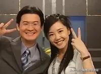 尹乃菁是江岷钦的搭档，她今年五十八岁，尹乃菁比他小九岁。她五官精致漂亮，生得一张