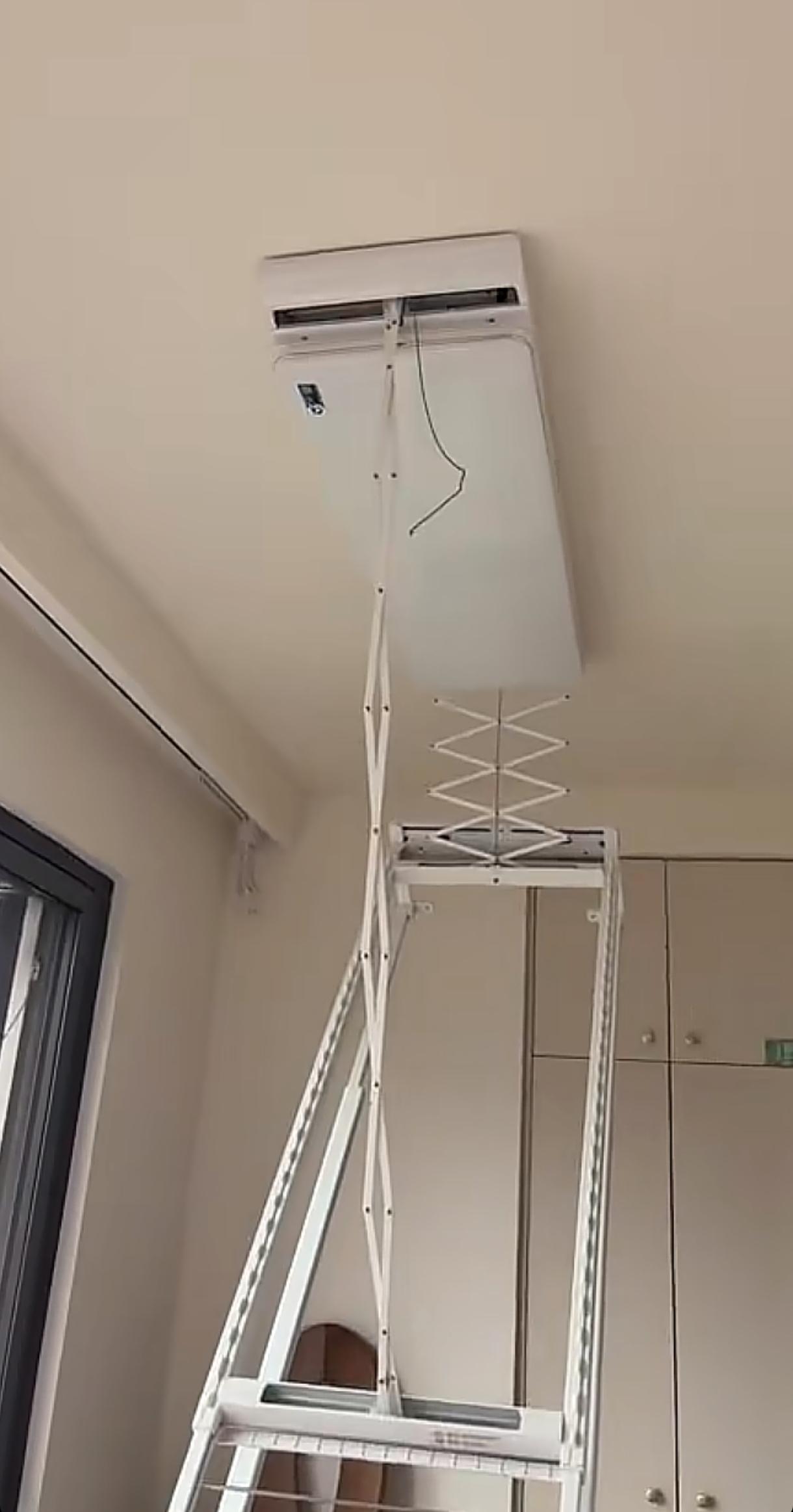 恭喜你钢丝断了，还是不锈钢固定式最好，稳稳当当，当单杆都行。