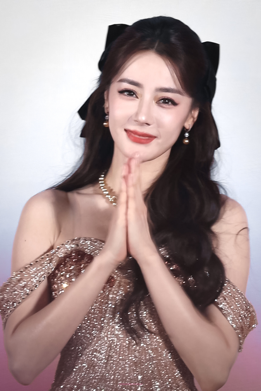 含着热泪望向你💗 