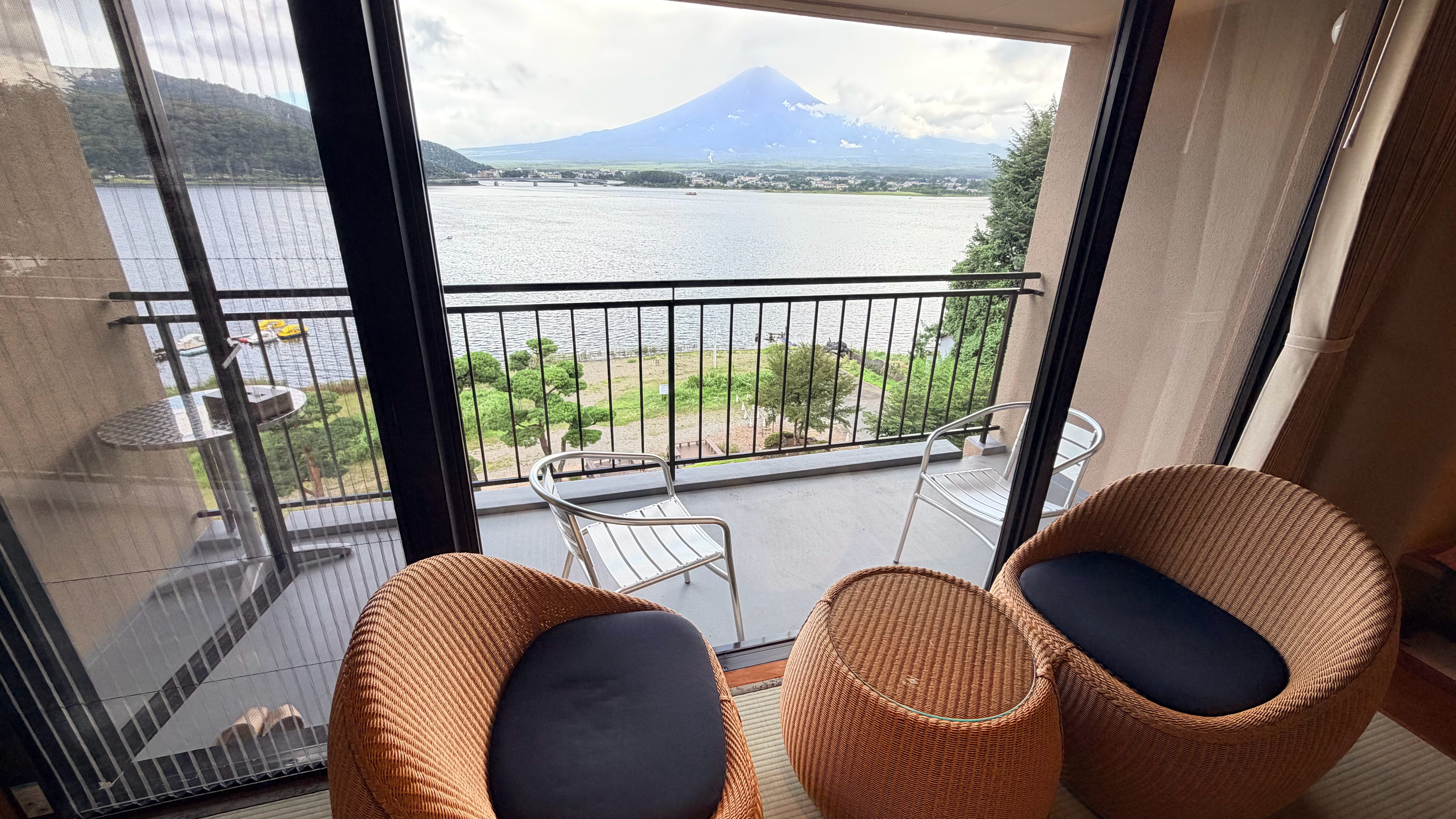 秀峰阁湖月酒店，绝美风景，晚餐直接送到房间，送了四五轮吃到撑，泡了温泉♨️，手办