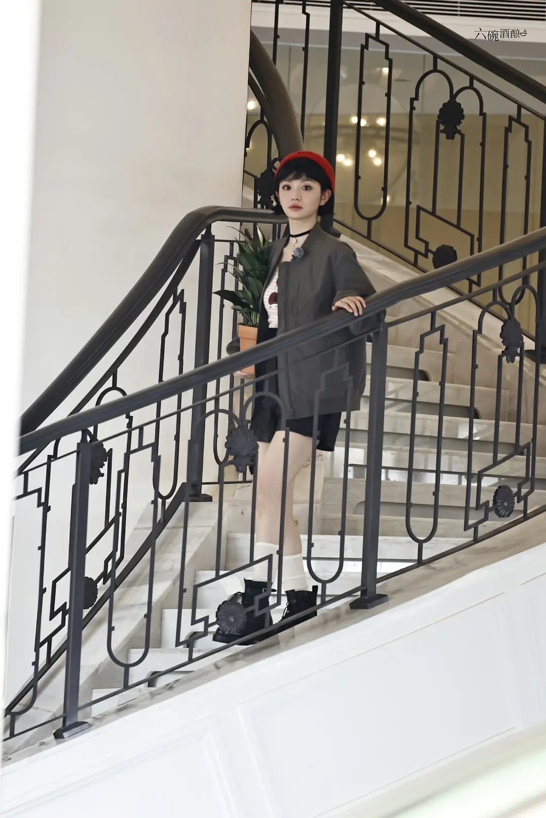 田曦薇的脸是好看的，但可惜是典型的五五分身材 ​​​