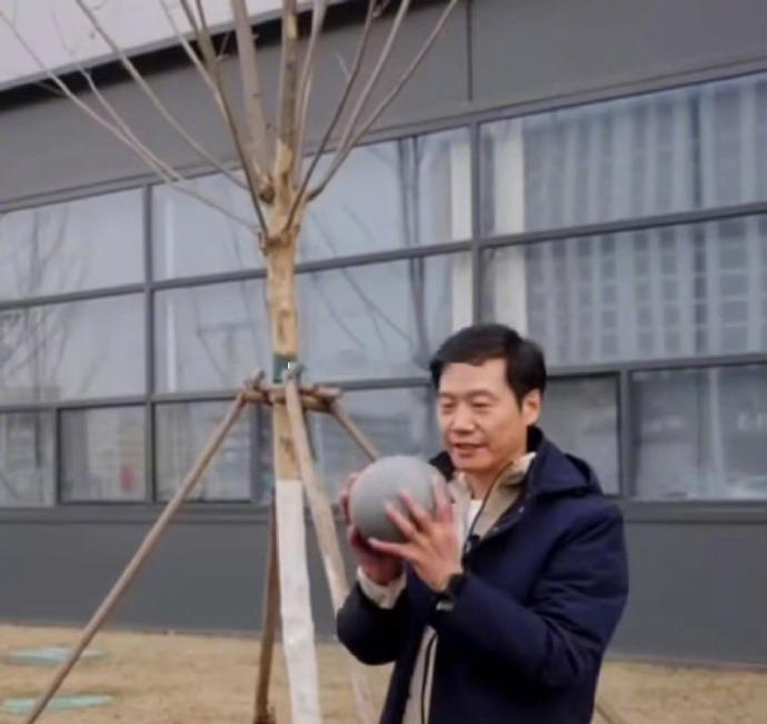 雷总6楼扔西瓜，连丢3次，西瓜竟毫发无损！​原来西瓜涂了汽车电池“防弹涂层”，防