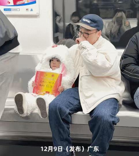 这宝贝太可爱了！小女孩在地铁上炫耀自己的奖状，她爸嫌尴尬用手扯扯，竟把孩子惹哭了