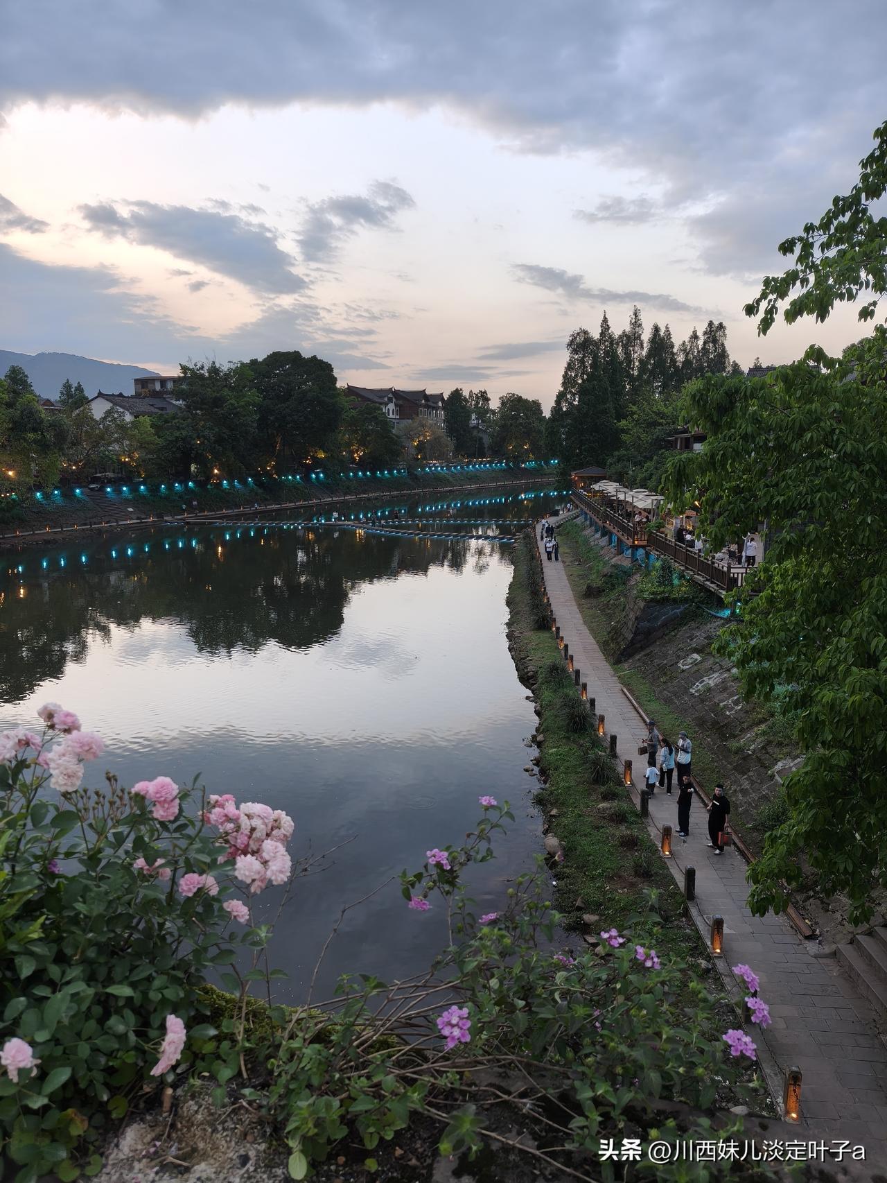 我的雇主宝宝忒搞笑。

现在不是到了夏天嘛，她家住的高楼层，到了夏天有点热。
她