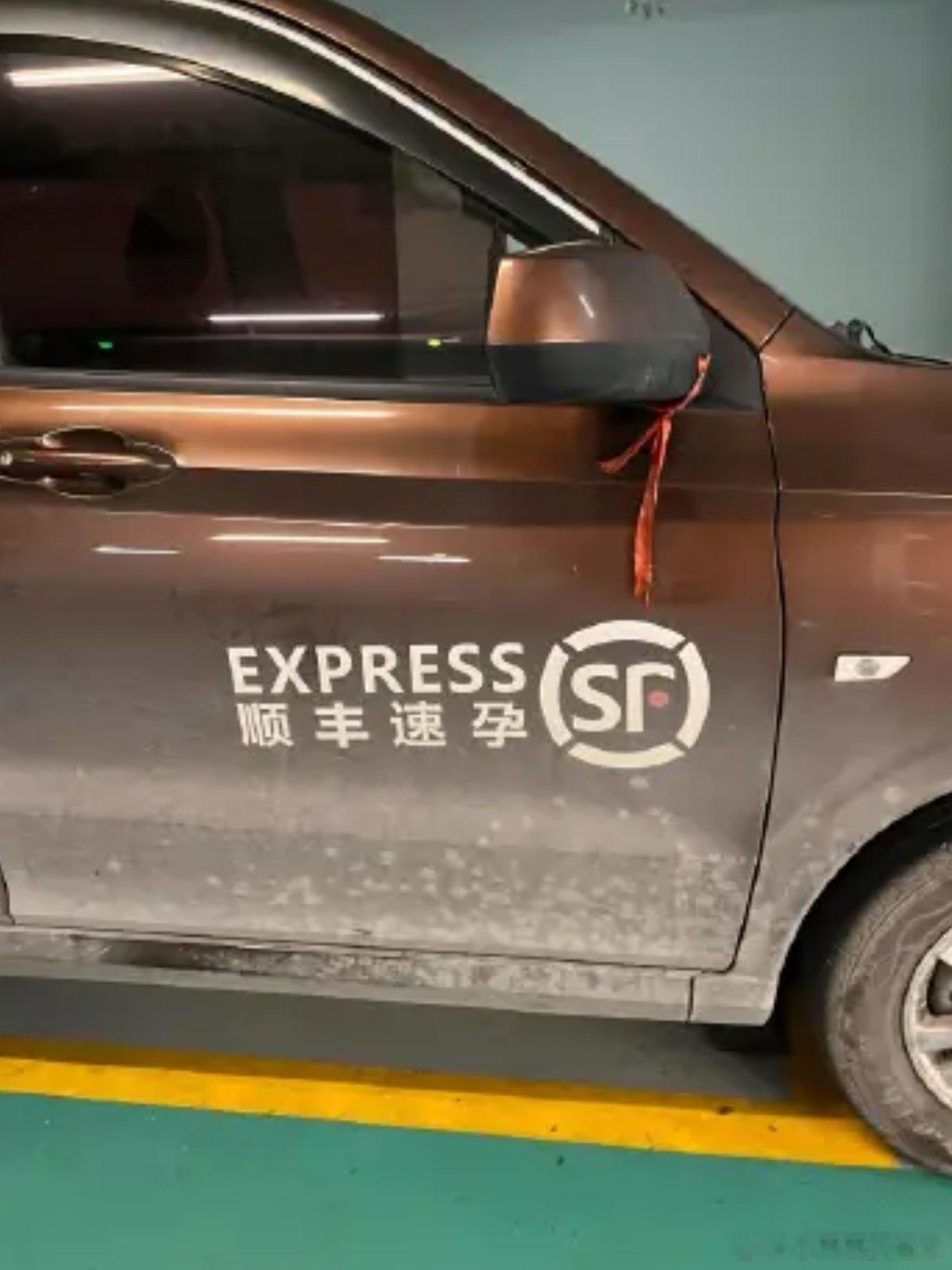 网友吐槽顺丰速孕车贴让人不适的确会让人不适……其实有很多有趣的车贴不一定非要把低