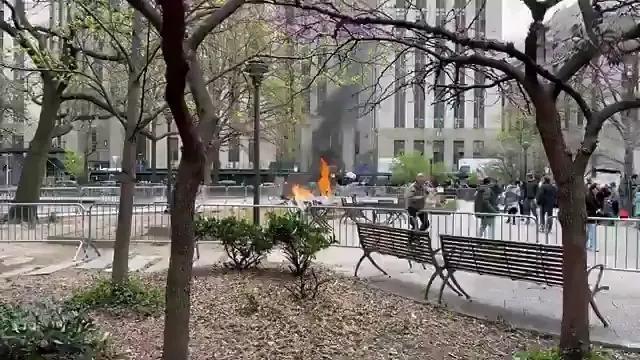 美国再次发生自焚事件，真是罪恶之花绽放的土地！

据美媒消息：一名男子在特朗普纽