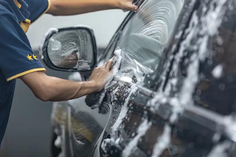 12月18日浙江杭州，物业免费洗车洗出了划痕 ？杭州的吴先生说他们小区物业提供免