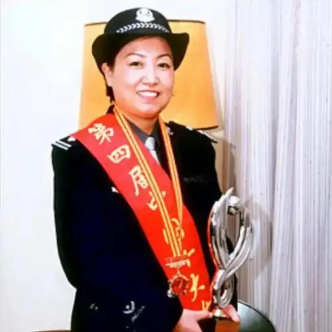 家国青少年人物志25 任长霞
任长霞是我国公安战线的英雄模范，被百姓誉为“警界女