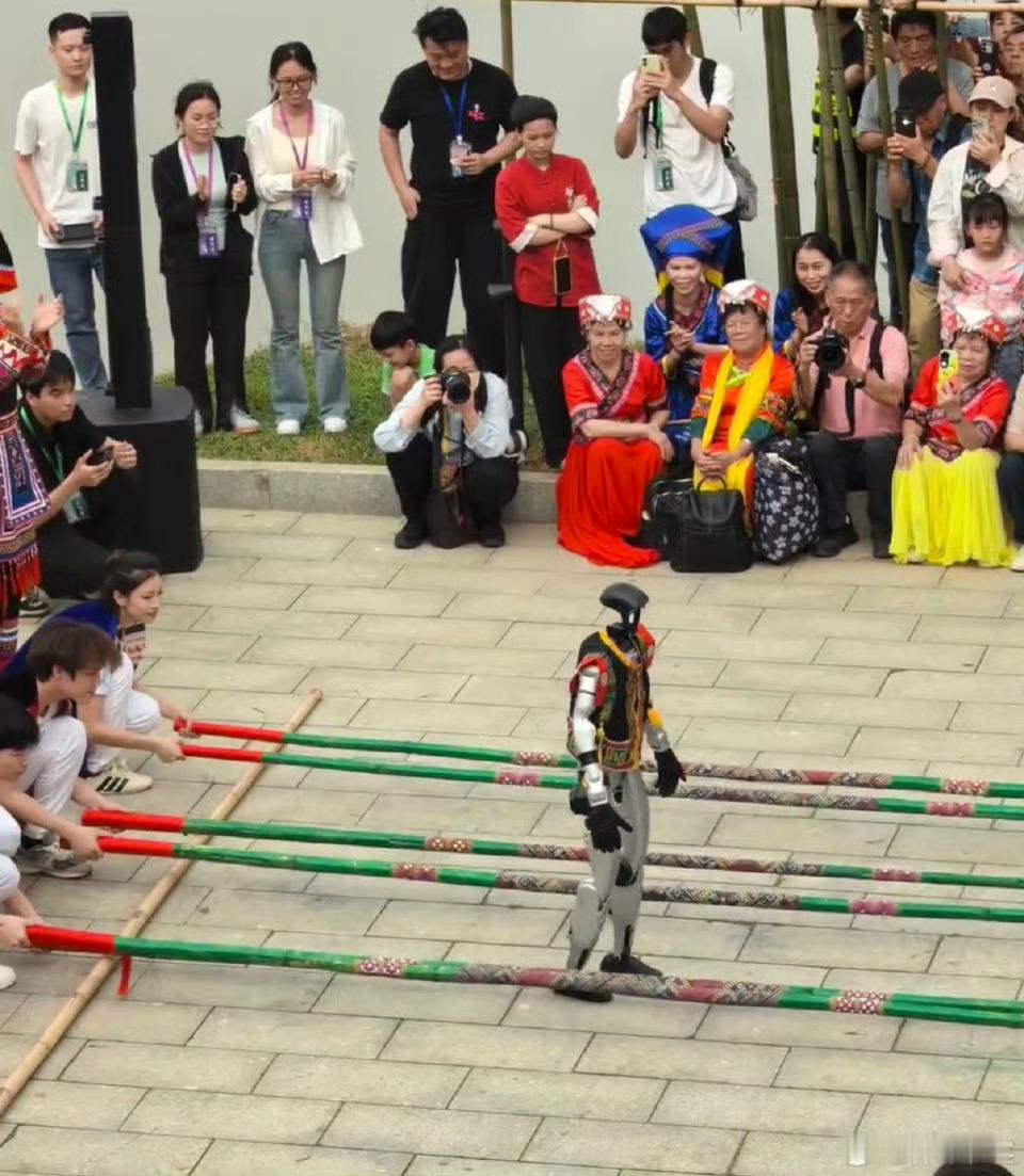 广西三月三爆火的机器人找到了机器人跳竹竿舞这事真挺妙的！老祖宗的节拍遇上人工智能