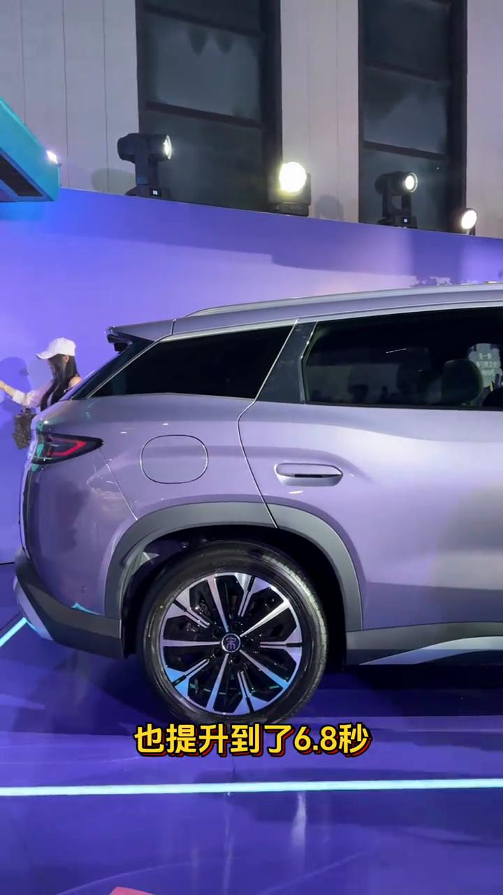 比亚迪宋ultro EV全系闪充15.19万起。
比亚迪宋ultro EV上市了