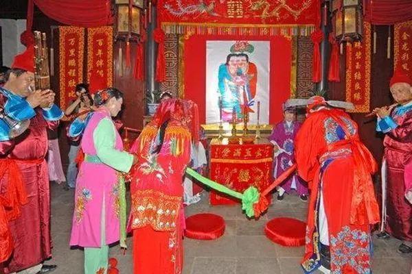 古代男人再娶老婆，为什么叫"续弦"？跟"填房"有啥区别？ 
 
公元1065年，