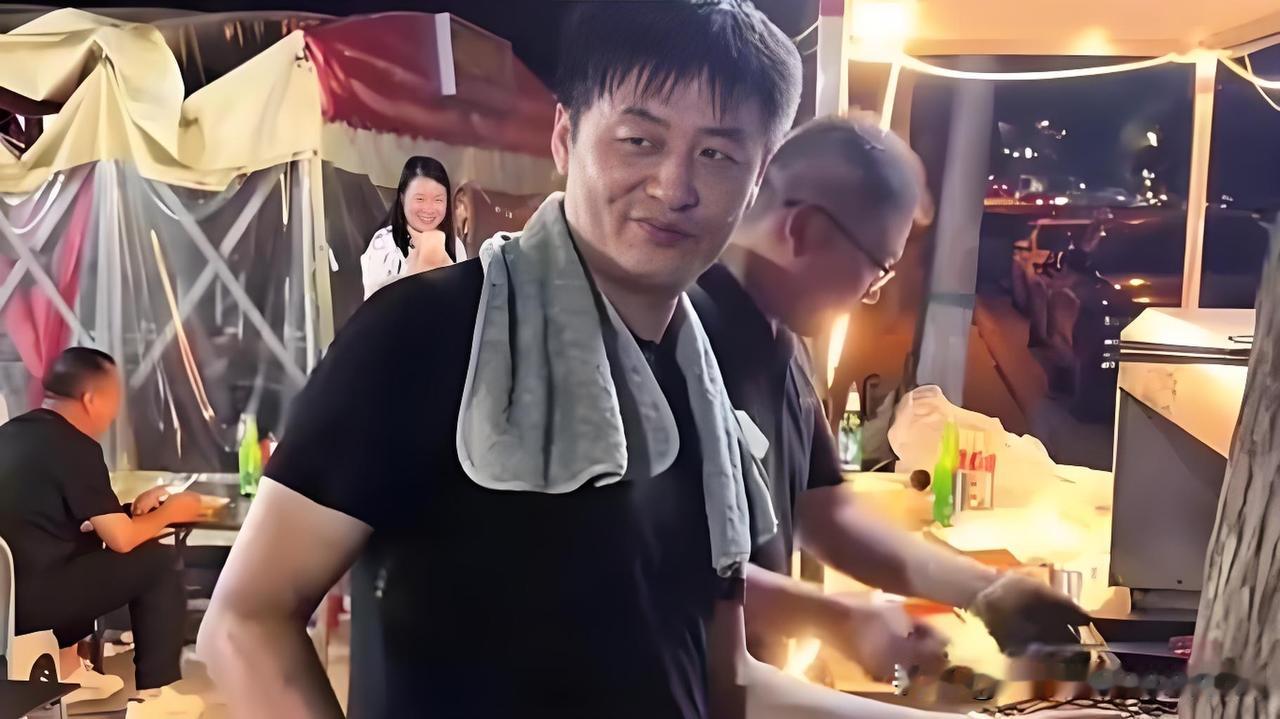 明明知道是假的，还趋之若骛！

明明知道有个人很像张雪峰，还有一大帮人去看他，大