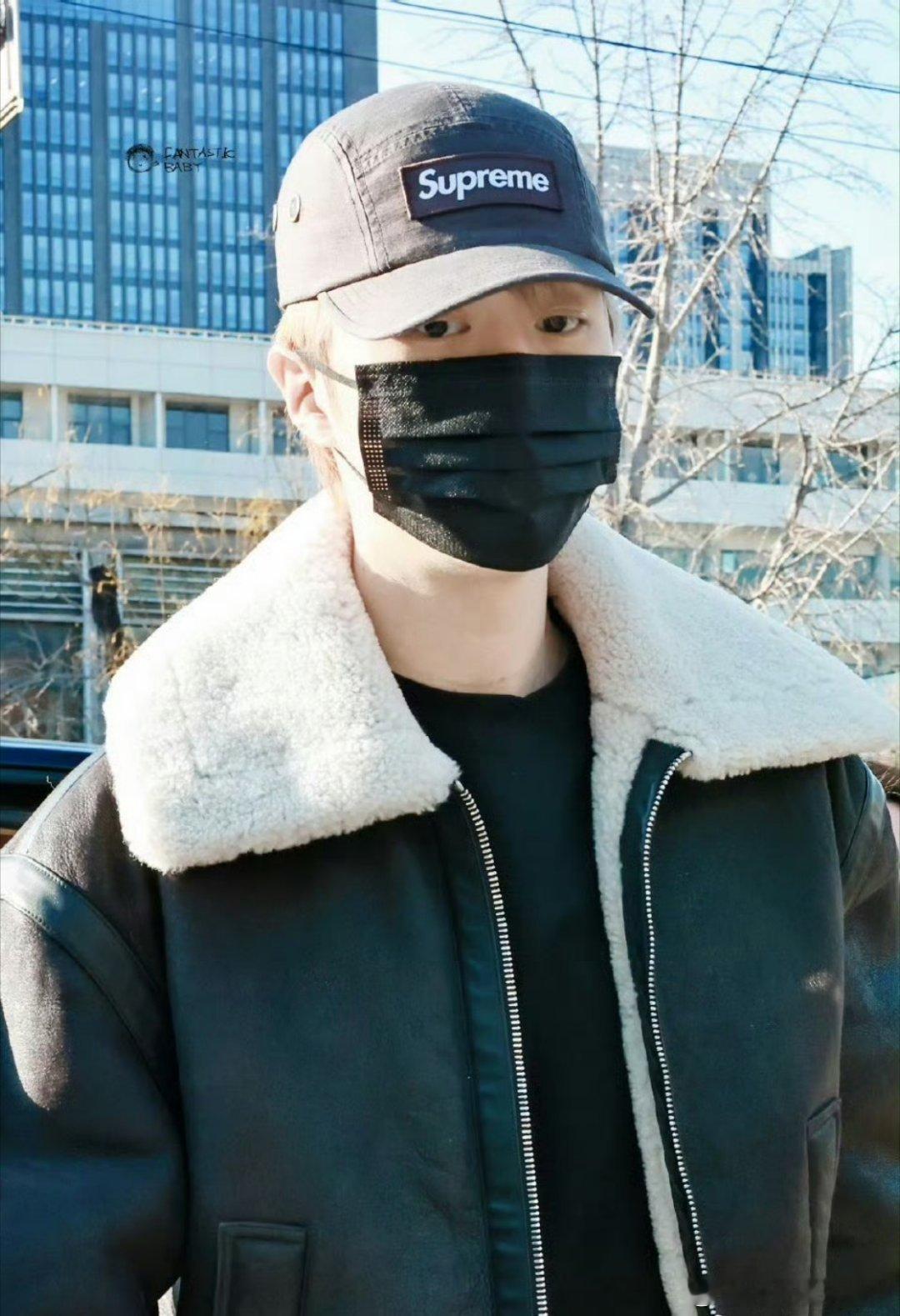 从舞台肩颈线到综艺松弛感，范丞丞身材管理永远在线💯范丞丞工作室一句“曼妙”，直