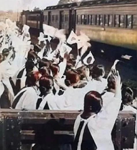 南京大屠杀后，一个日本鬼子将他用刺刀捅穿中国儿童身体的照片寄给妻子。他妻子在回信