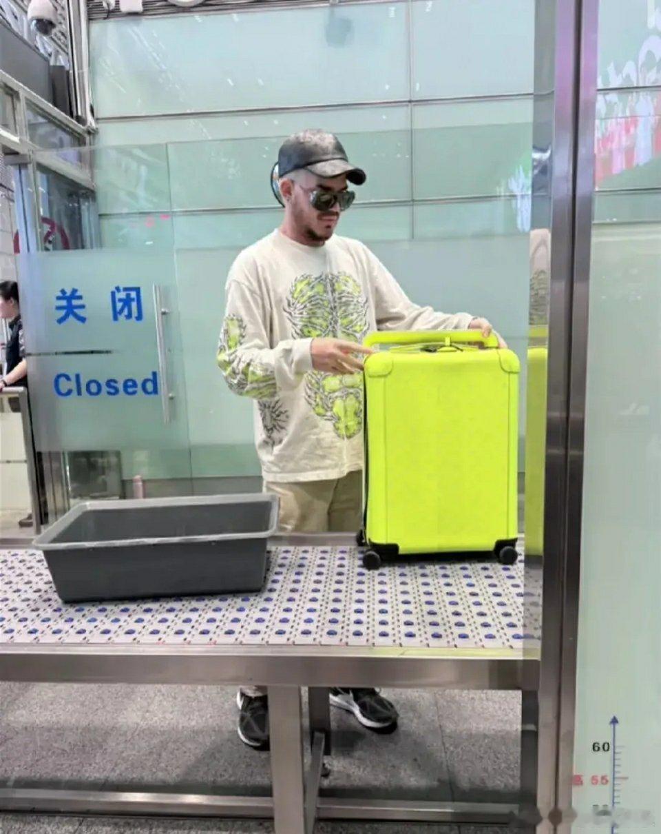 亚当太喜欢他的荧光黄行李箱了。去日本拖着来中国还是带着，离开的时在机场也舍不得脱