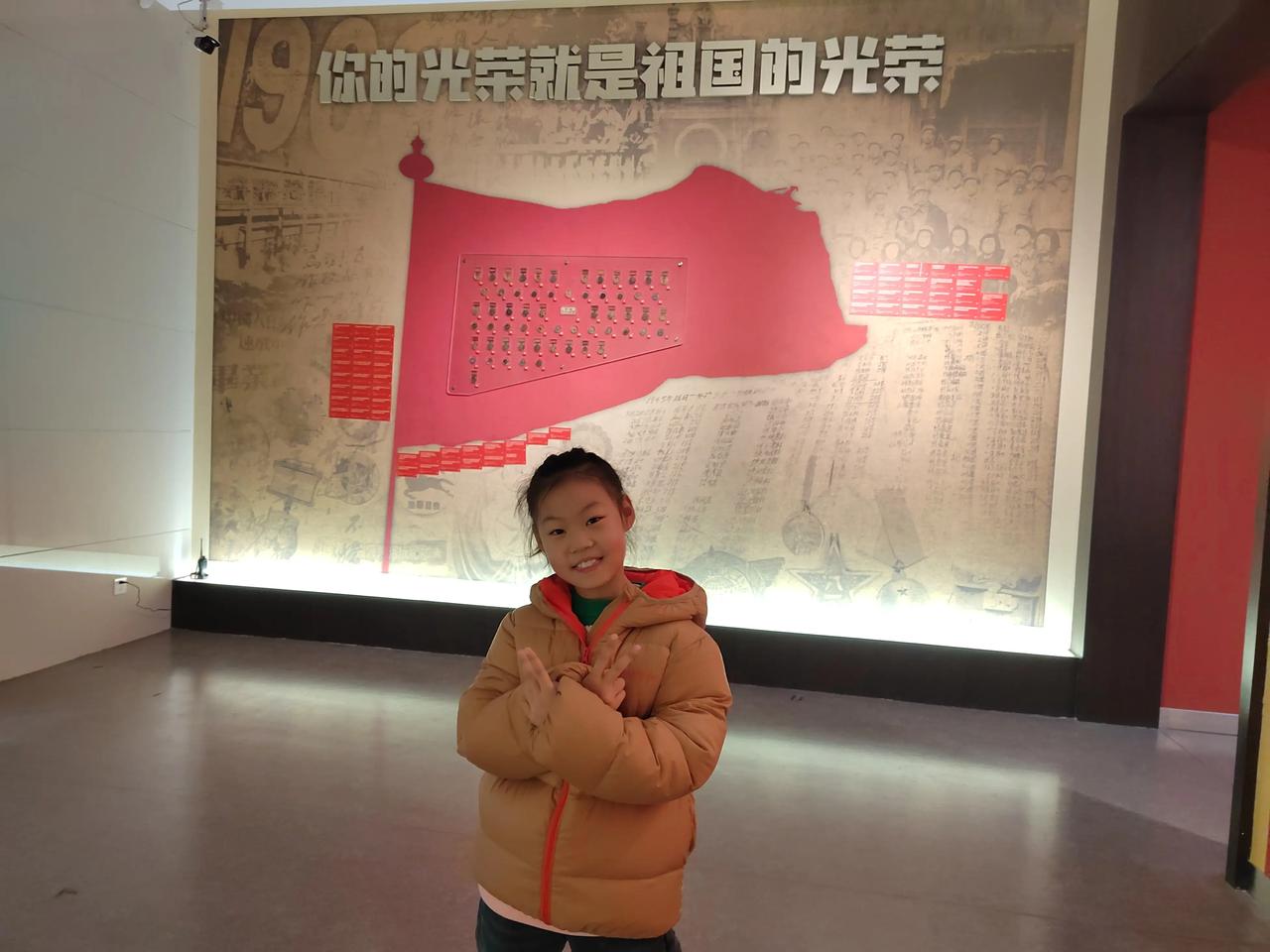 别以为一边看手机，一边坐在孩子边上就是陪伴孩子！也不要以为你开着电脑玩着，嘴上督