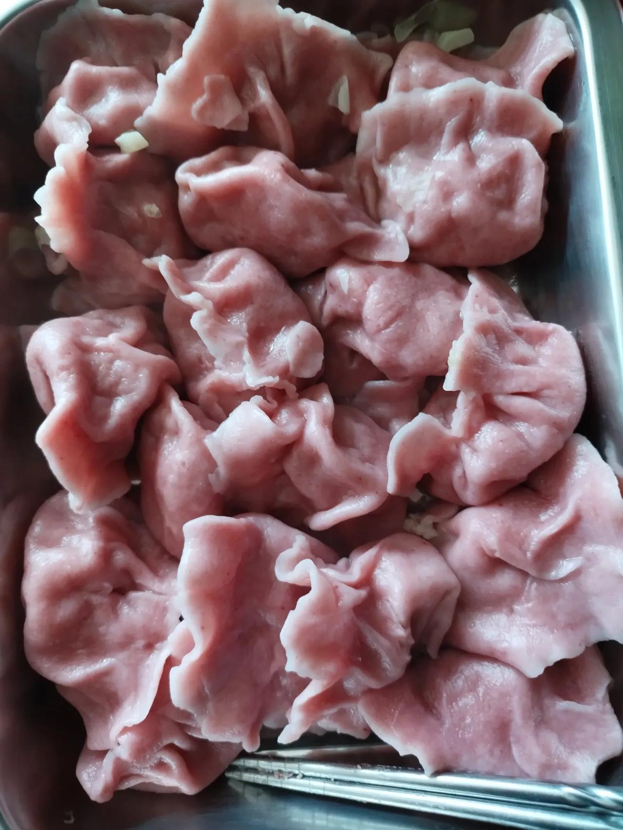 老伴儿包的饺子端上桌吓我一跳。

怎么这面皮是红色的呢？

有想知道这面粉为什么