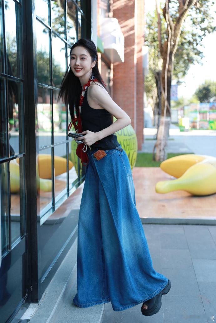 ​ 宣璐松弛感穿搭模板宣璐红黑撞色穿搭好绝被宣璐的街拍深深吸引！挂脖黑背心 + 