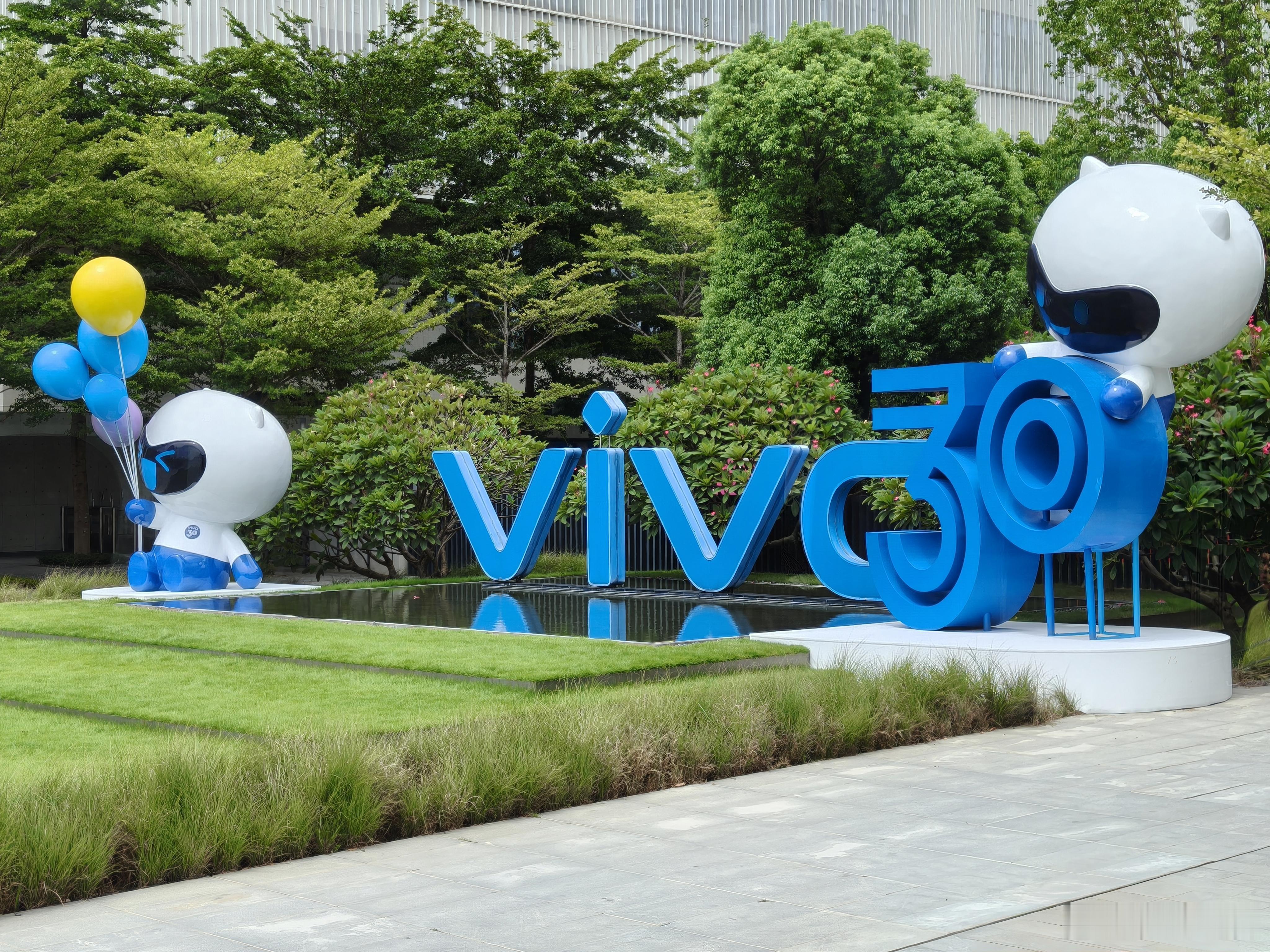 哥也是好起来了，上午来vivo工业园参观了，vivo已经30年，进入园区就是vi