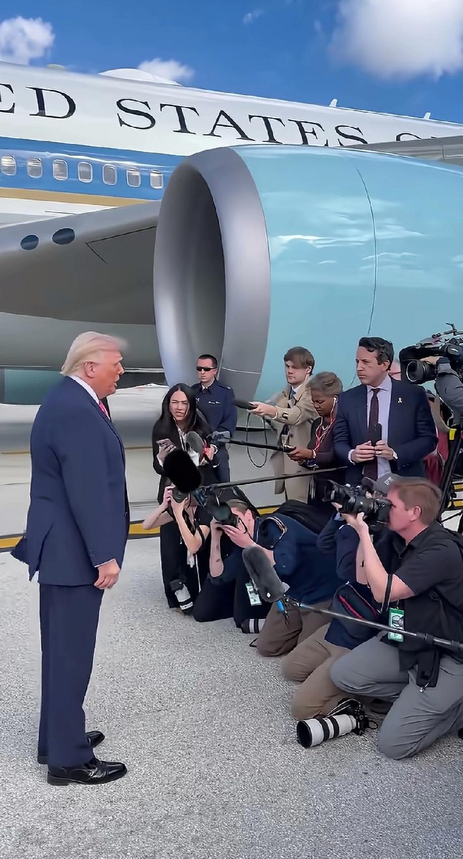 跪久了，站不起来了！
特朗普倒是很自在，习惯了吧。
众星捧月，高高在上，俯视，爽