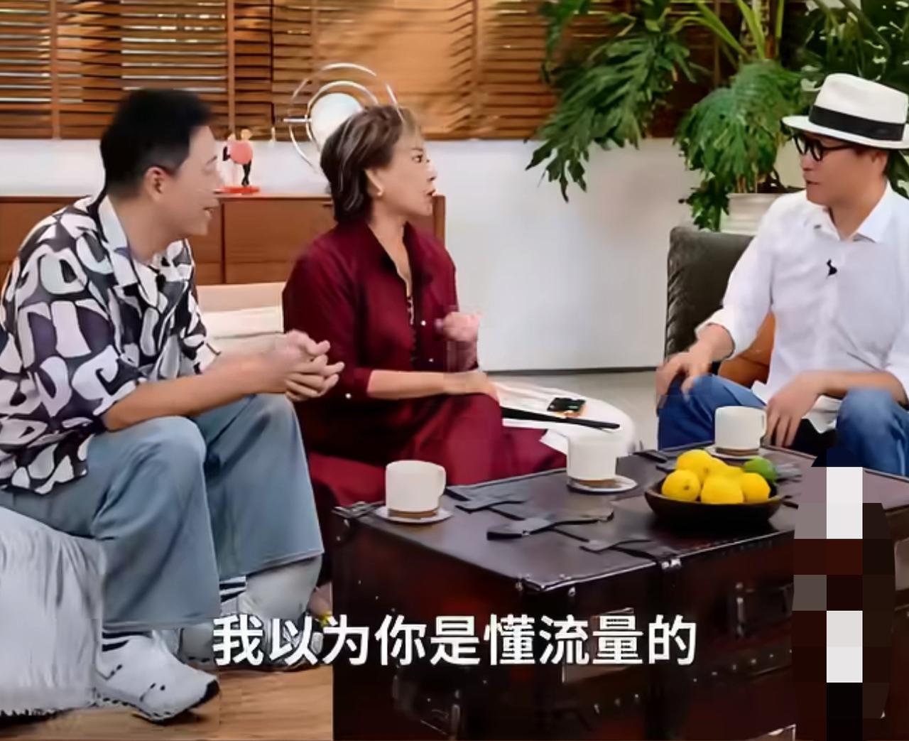 笑不活了！周杰穿睡袍送考真相：长沙太冷，没带够衣服。
10月8日，李静、戴军搭档
