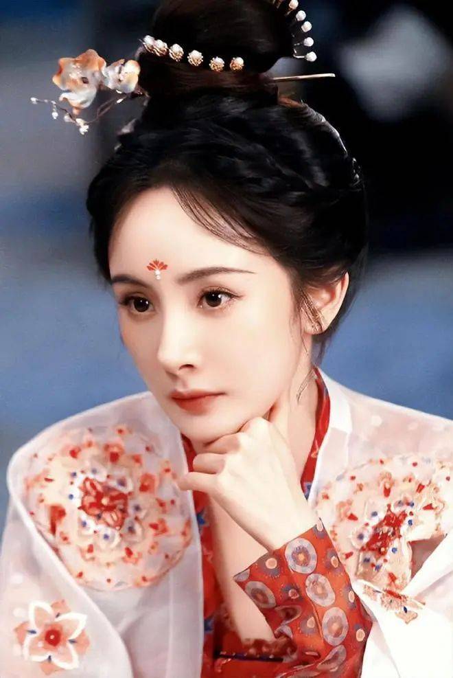 电影《长安的荔枝》上映，女主角杨幂的演技备受赞誉，特别是哭戏成为一大亮点。制片人