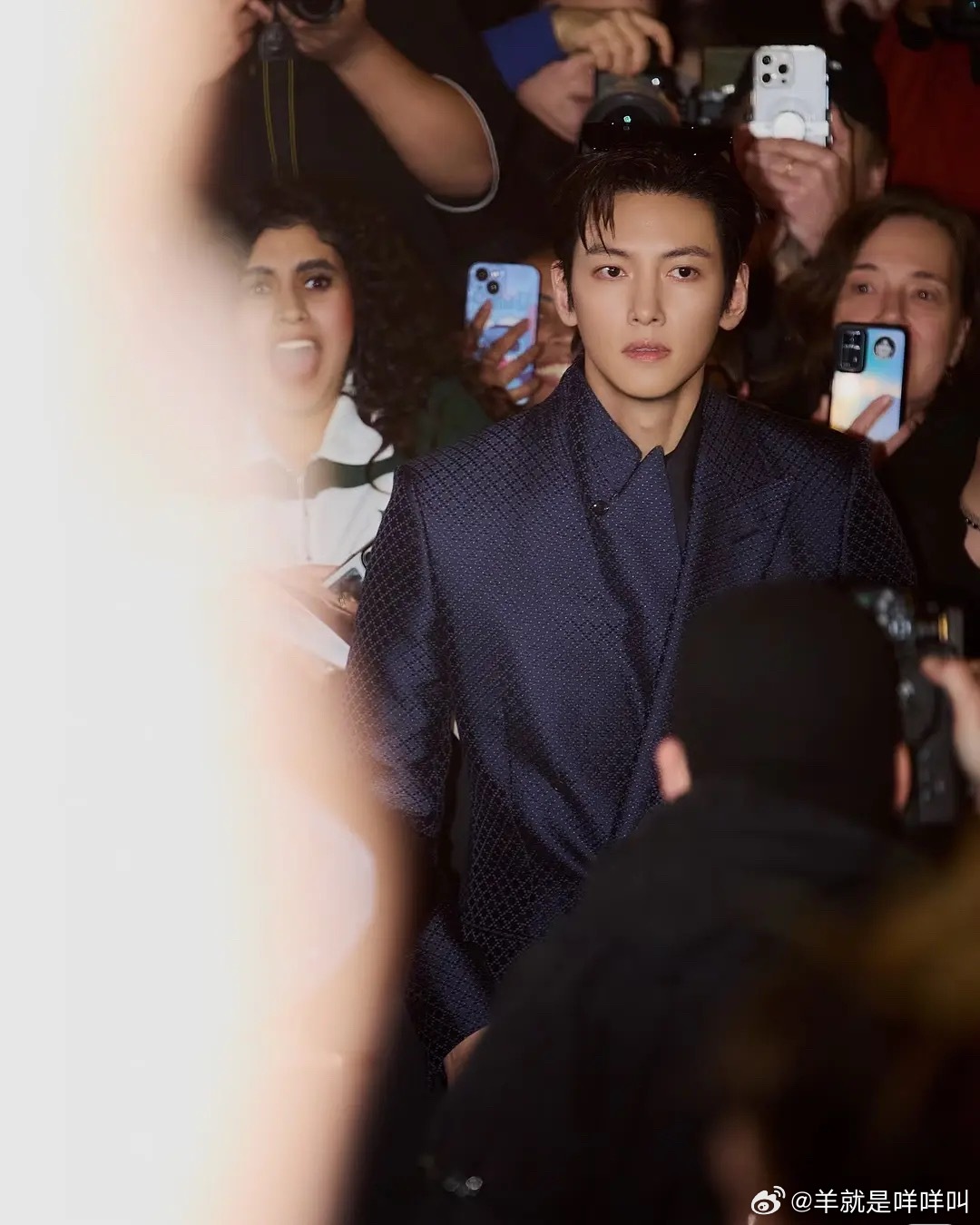 时装周星光速报南韩为数不多的帅哥了 池昌旭是如何做到保养的这么好 