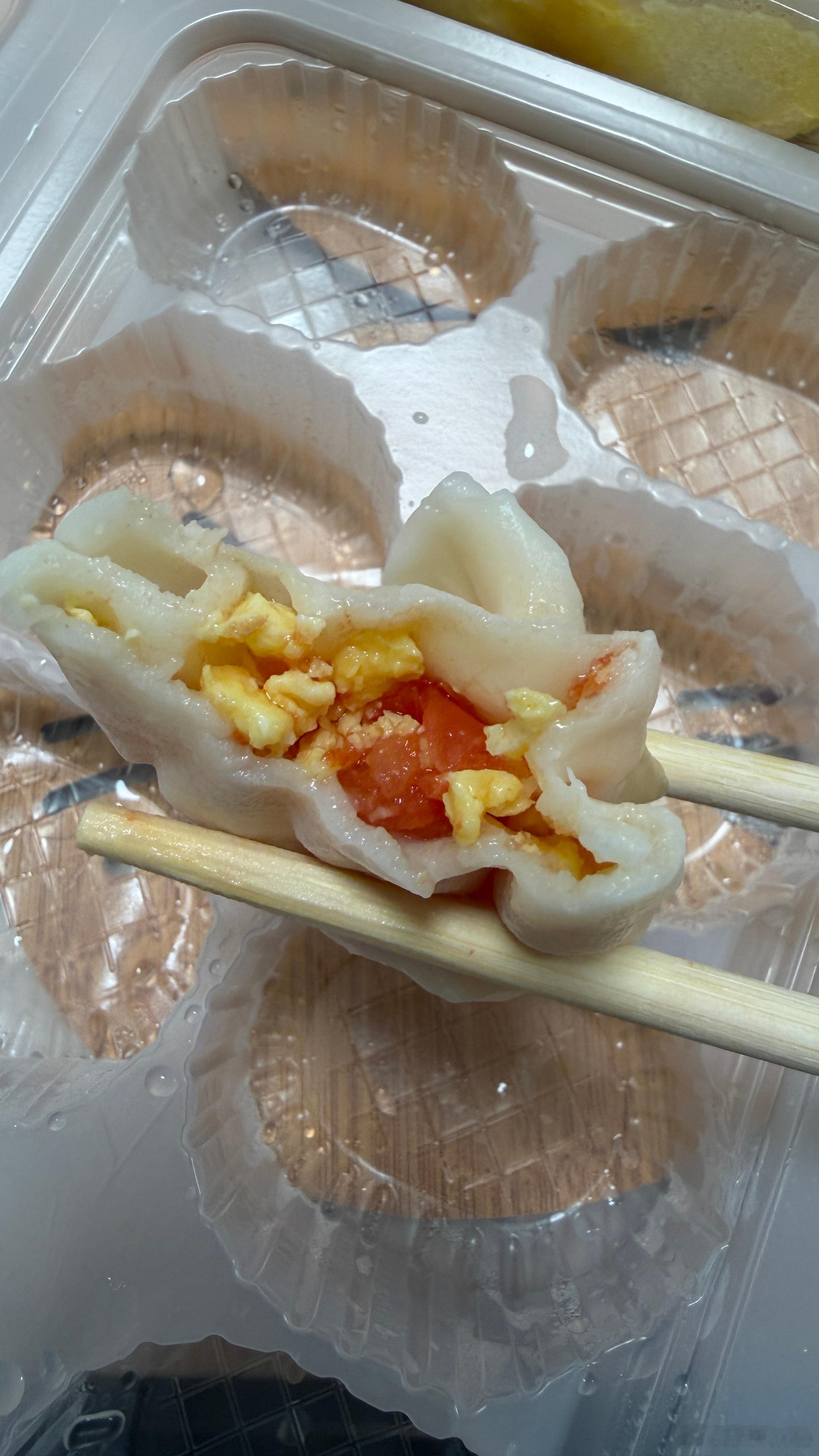 第一次尝试西红柿鸡蛋馅儿的饺子，还真有点意思！ 