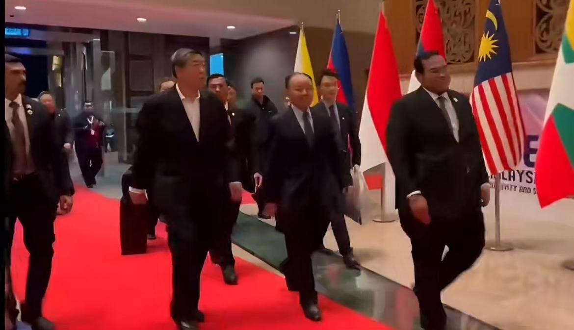 昨晚11点，抵达吉隆坡！