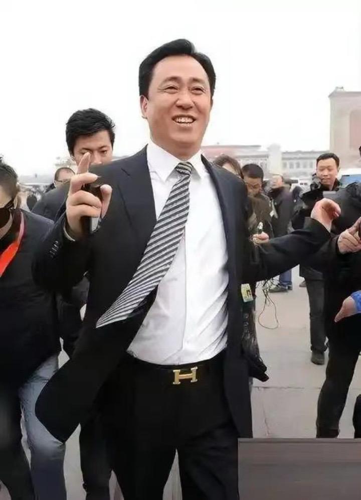 真是眼见他上高楼，眼见他歌舞团、眼见他进监狱。
权利真是最好的春药，真不是白说的