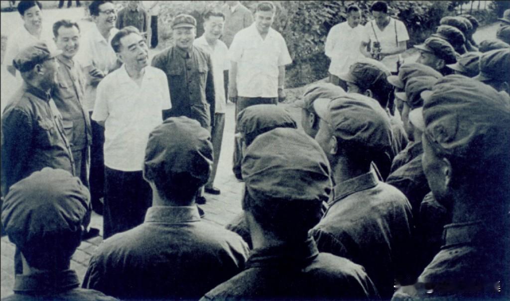 1966年6月15日，周恩来总理第四次来到新疆和田视察。在昆仑山麓，总理亲切看望