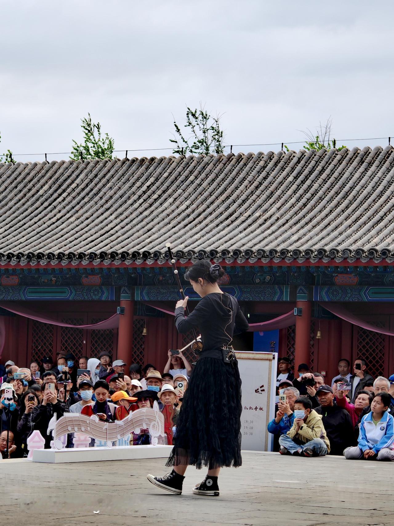 2025京津冀古建音乐季在通州区燃灯塔及周边古建筑群启幕，大成殿前北京民族乐团的