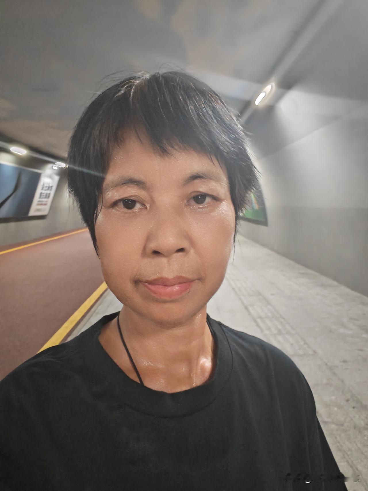 今天只跑了3公里，怕出汗太多，会虚脱。不知道喝的水去哪了，昨天喝了酒酿，前天又喝