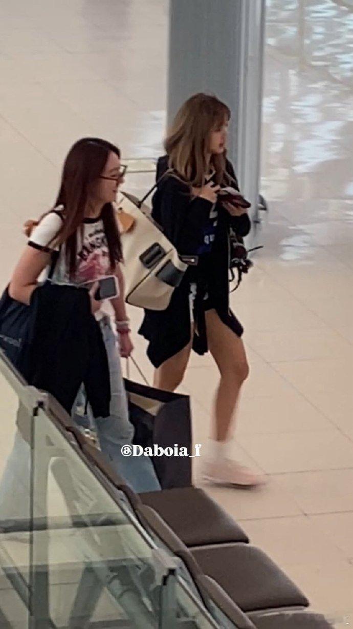 新加坡环球影城偶遇lisa 原相机里的 Lisa 状态好到犯规！私服穿搭超有品味