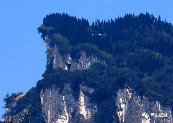 图中展示的是龙坪山的一处壮丽山景。以下是为这张图片配的文案：
 
龙坪山，这座大