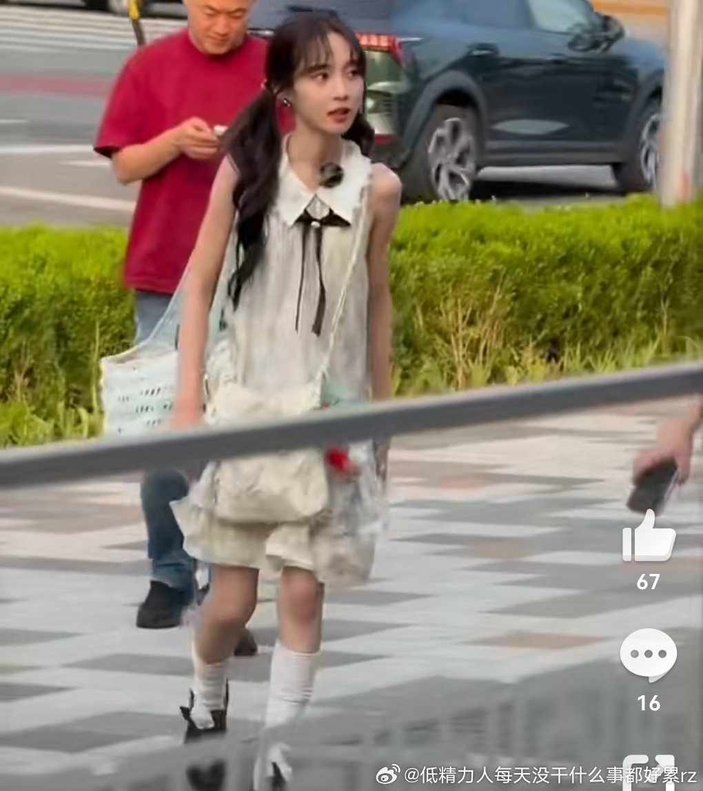 妈呀，花少这个小妹芒果从哪儿找的人啊？眼光这么差又瘦又小，跟个豆芽菜似的但是又一
