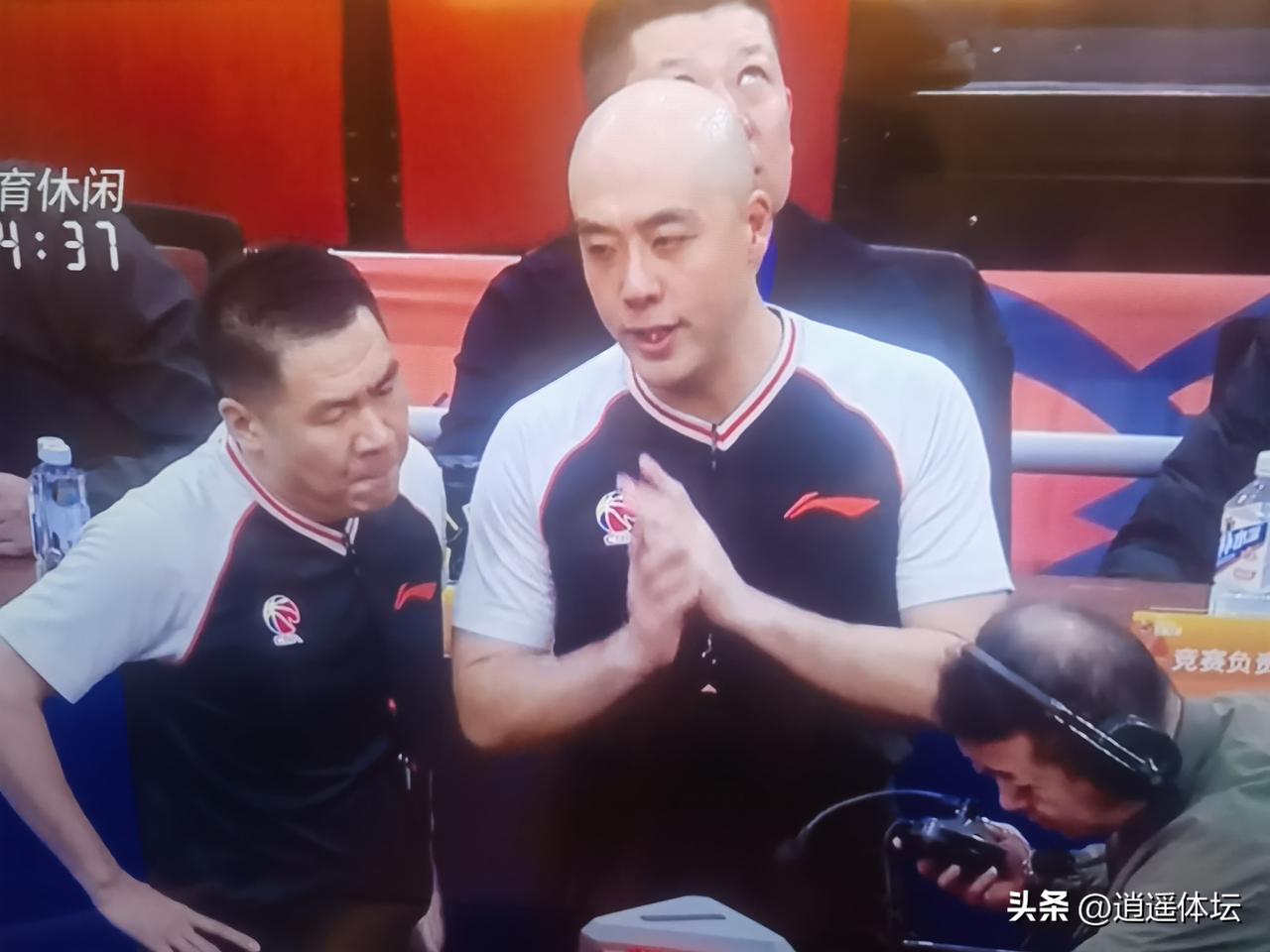 山东高速男篮冲击八连胜有难度！
     没想到在山东高速男篮的主场，这哨子吹公