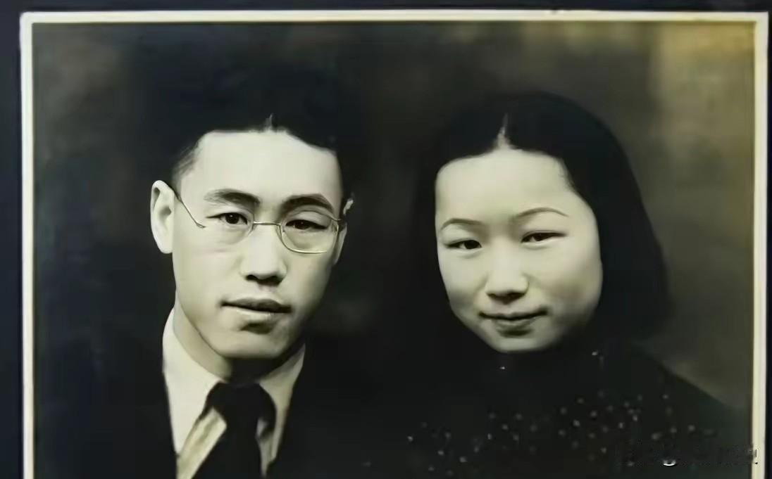 1949年，敌人把秦鸿钧捆在老虎凳上，就当着他妻子韩慧如的面，一边往他鼻子里灌辣
