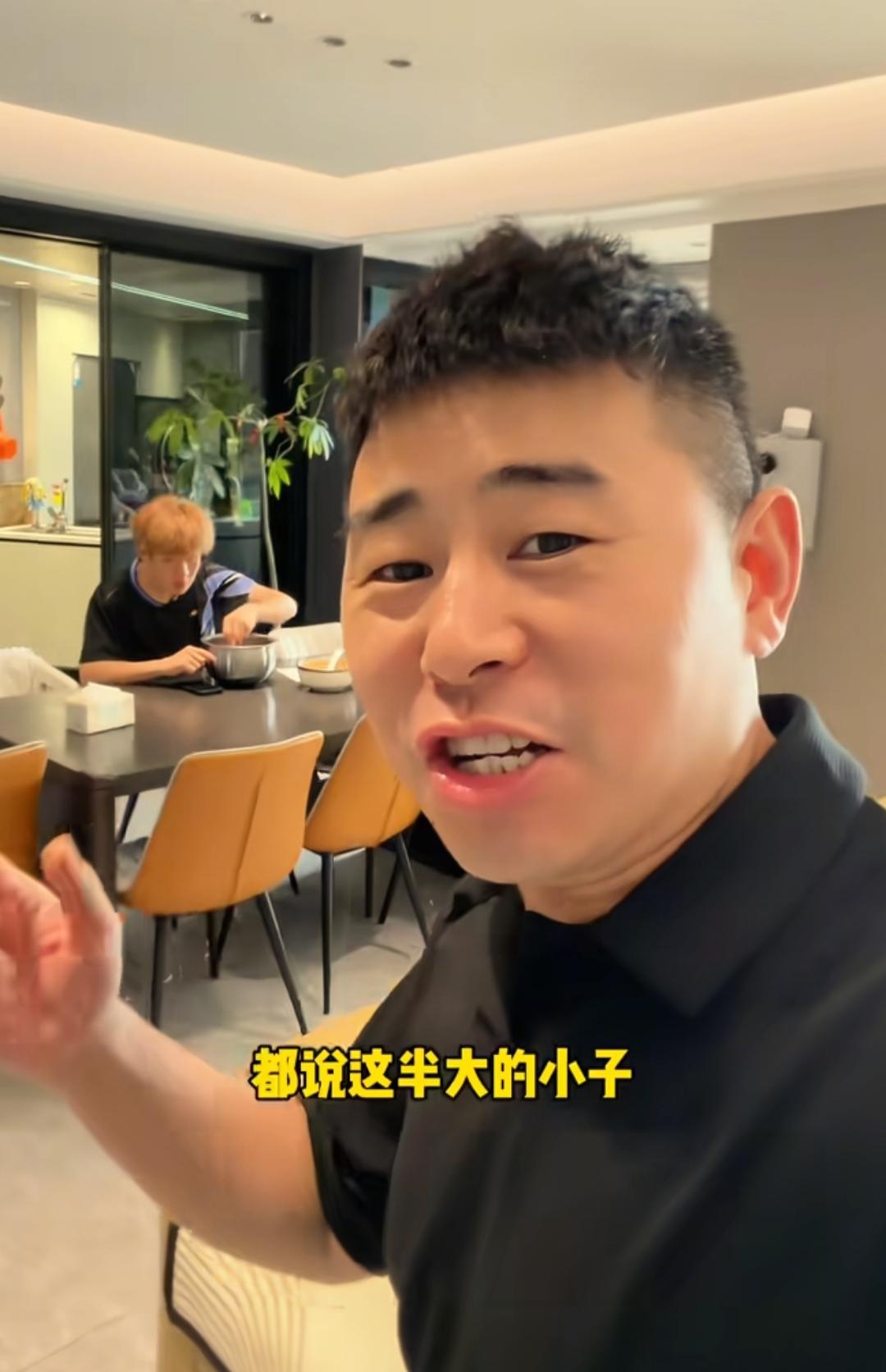 看到网友说超小厨忙事业不管孩子，我忍了
看到说人家考不上高中，我也忍了
可是看到