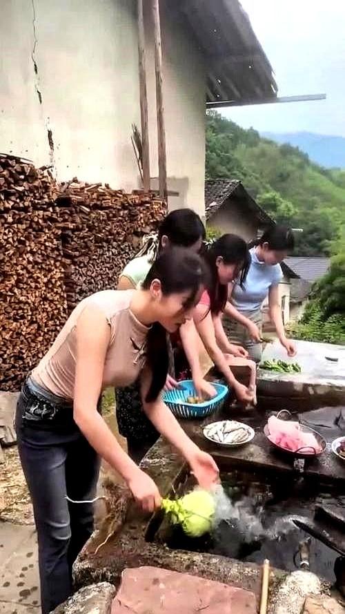 邻村老李跟我闲聊时甩下一句硬核猛料，说他们家四兄弟娶的媳妇名字最后一个字全是花，