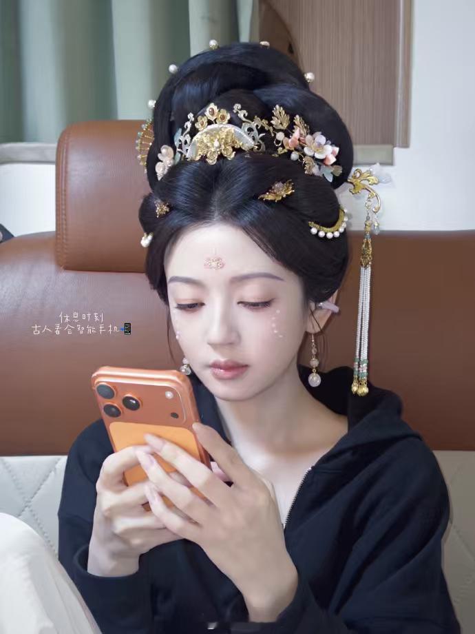 何瑞贤分享古人生活何瑞贤古人会看智能手机