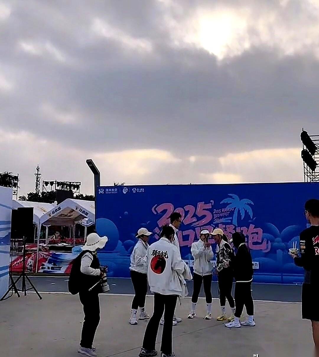 封关之后，海口的第一场马拉松，明天就干！
而且，你发现没？
把欢乐跑给取消了。