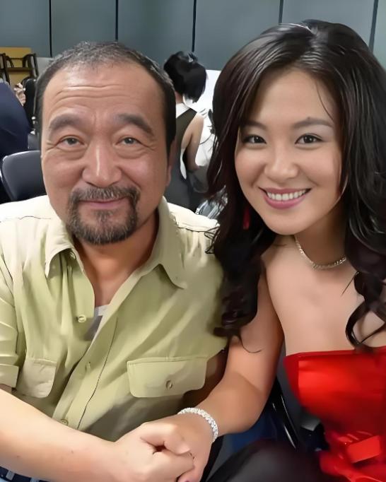 1999年，李保田儿子李彧被人忽悠签了300万的合同，对方说：“只要让你爹来客串