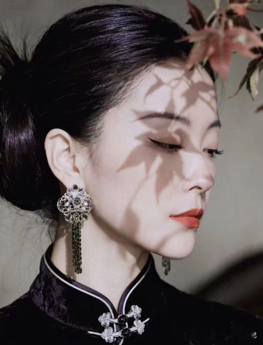 人老了，腿脚慢了，可心里明白着呢。要说最怕什么？不是没钱，也不是生病。

最怕的