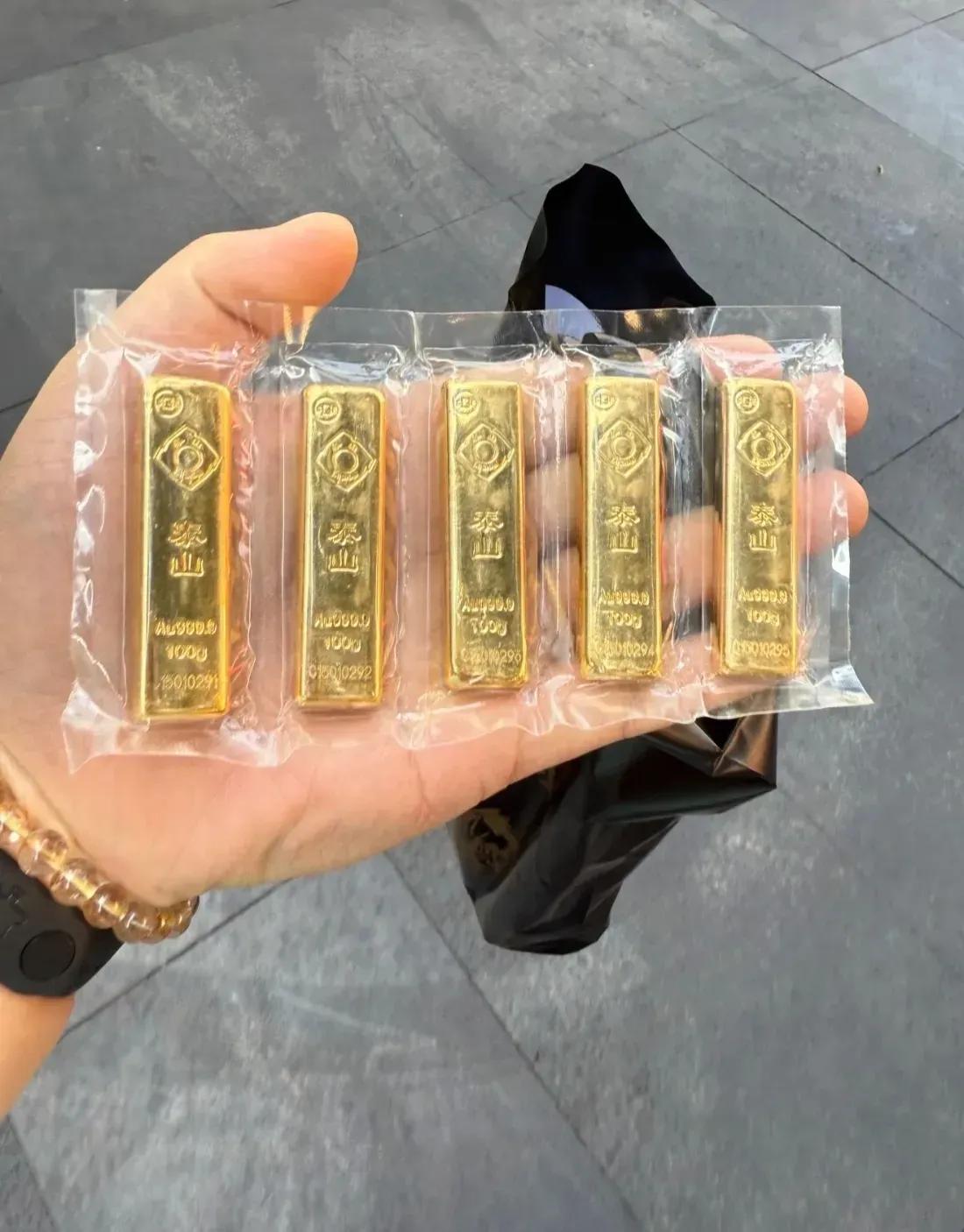 心碎一地了！
金价这是彻底失控了吗？
7月30日，一个50克的金镯子，随随便便就