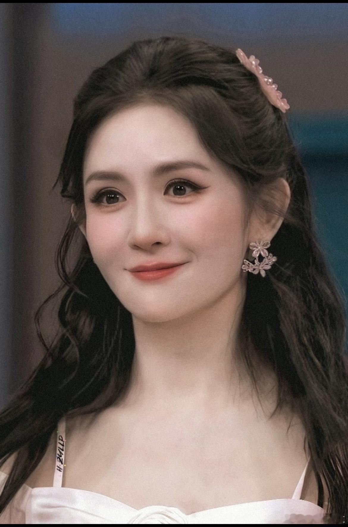 张杰谢娜， 真是不是一家人不进一家门， 她竟然跟张杰一样，可以全国巡演了。 谢娜