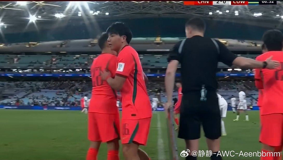 徐彬今天踢满79分钟被换下，防守积极、出球简洁，作为年轻国脚，这场首秀表现沉稳、