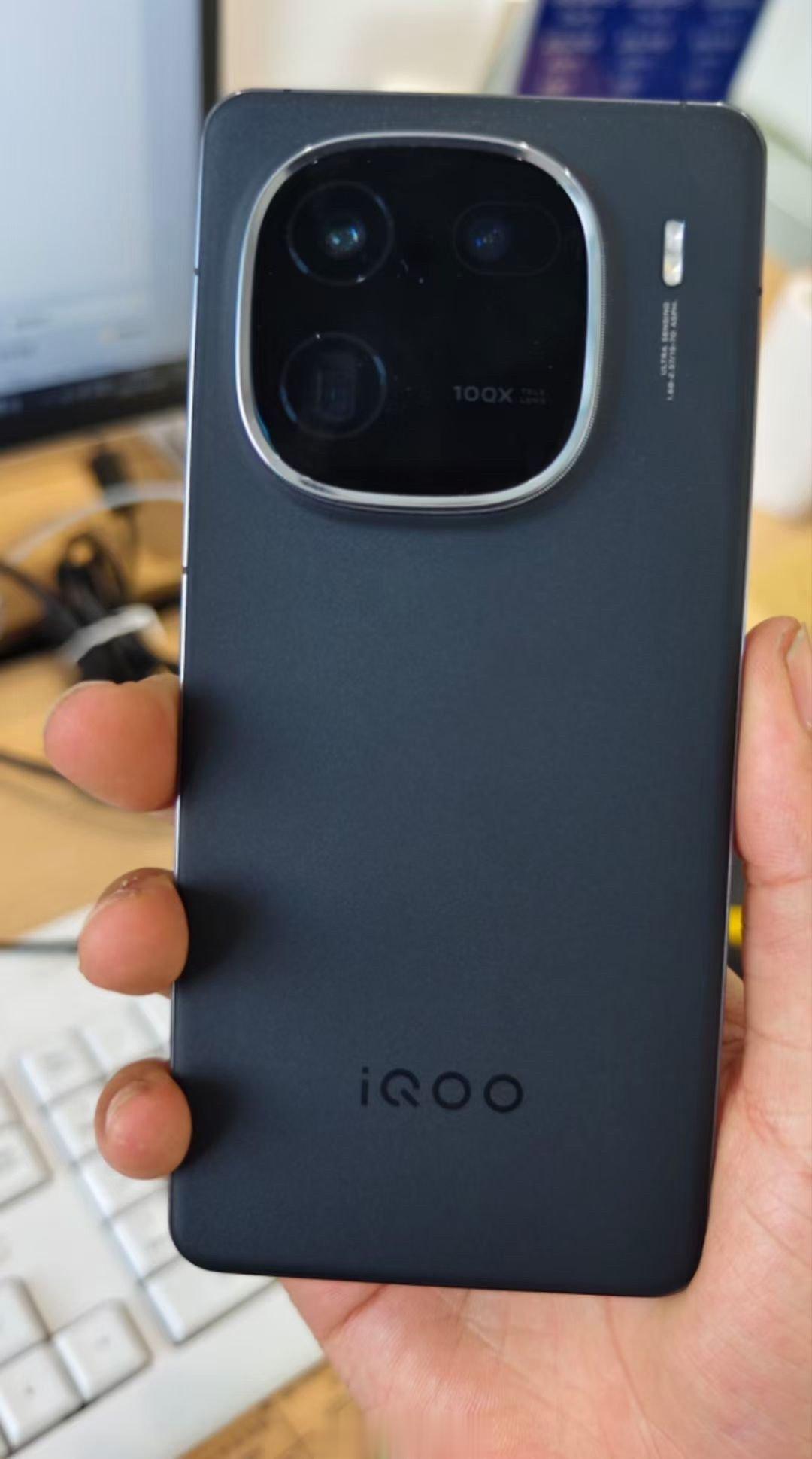 已经有人拿到iQOO 12真机了，黑色好看吗？ ​​​