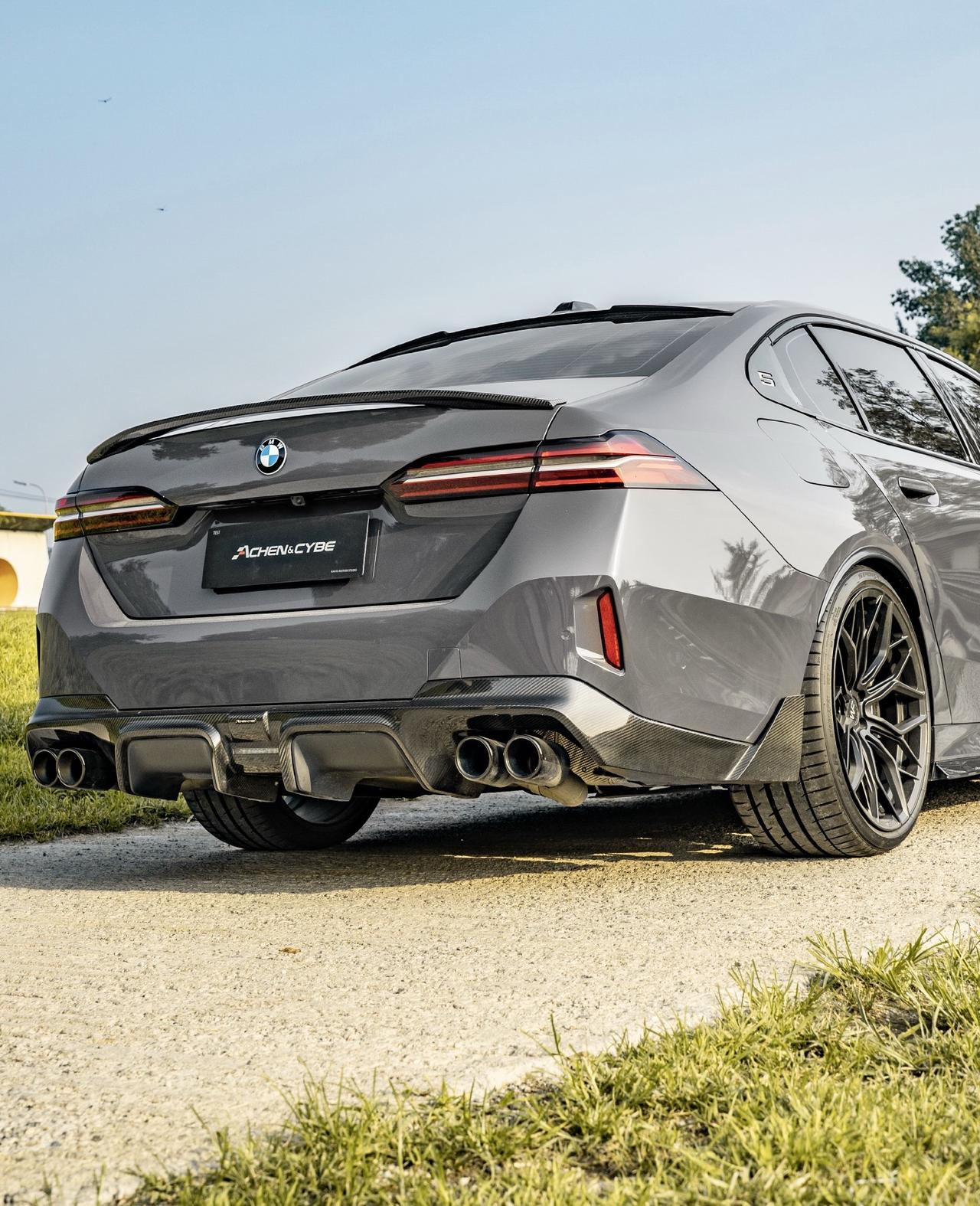 出色的雷肯茨博干碳套件能充分发挥这台宝马5系的优秀颜值，这一波操作真的酷！
雷肯